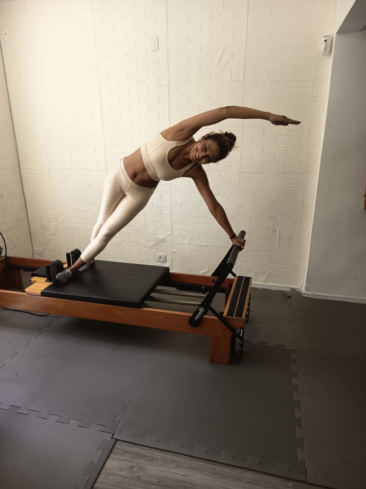 Professora executando exercício no Reformer