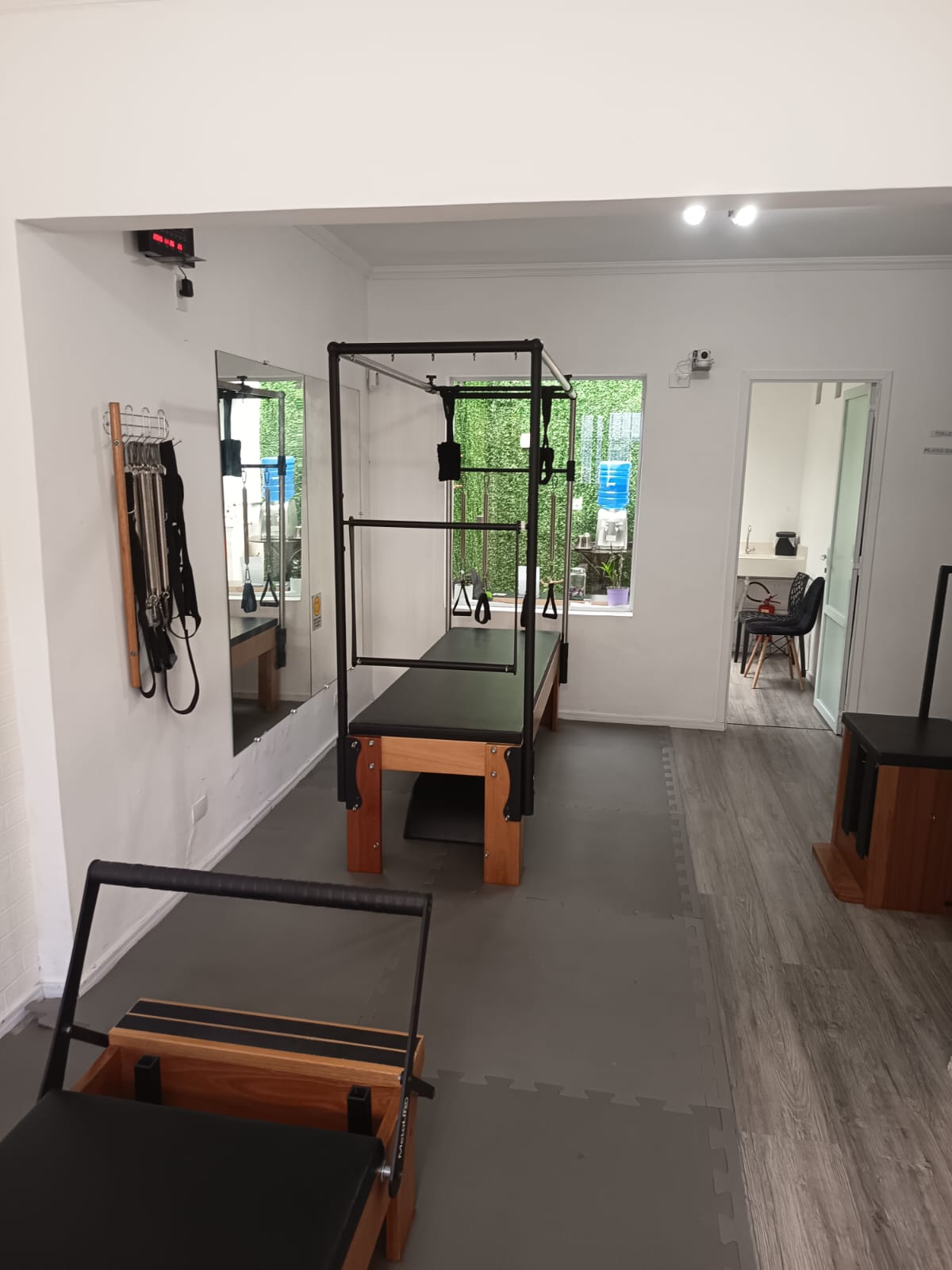Sala do estúdio com aparelho Cadillac e Reformer de madeira